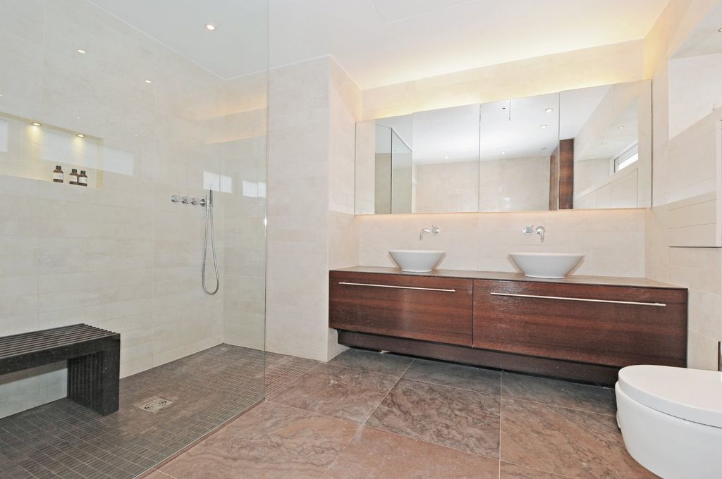 Property photo 3 of 11 Bathroom