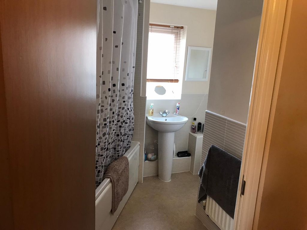 Property photo 3 of 9 Bathroom