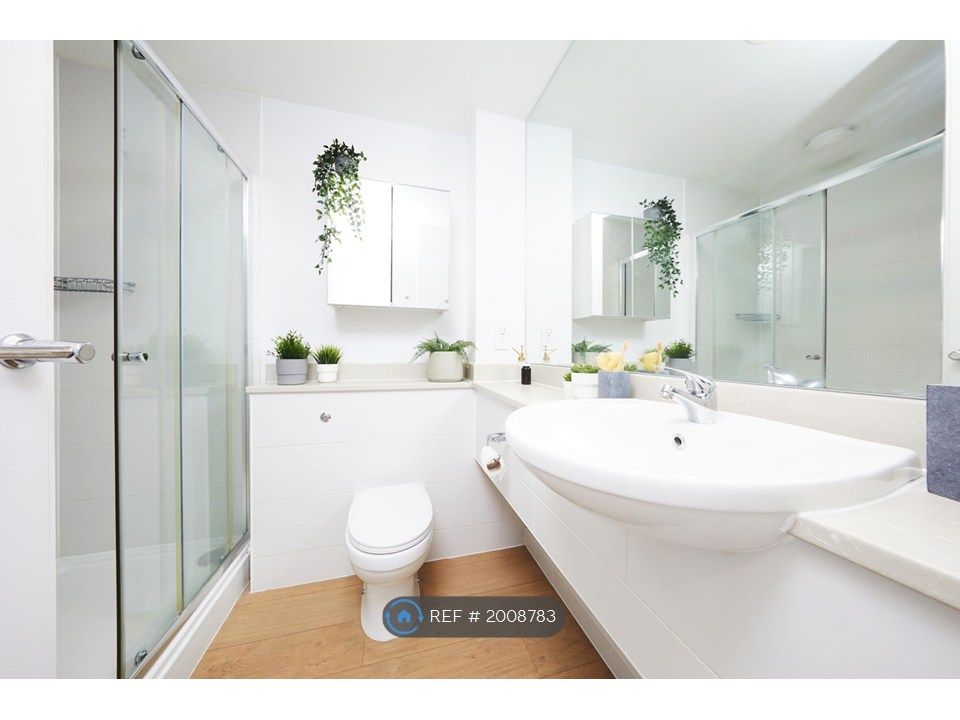 Property photo 2 of 8 Ensuite Shower Room
