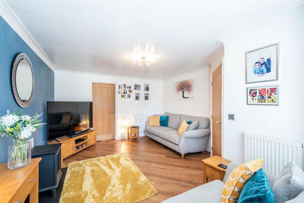 Property photo 3 of 34 Lounge