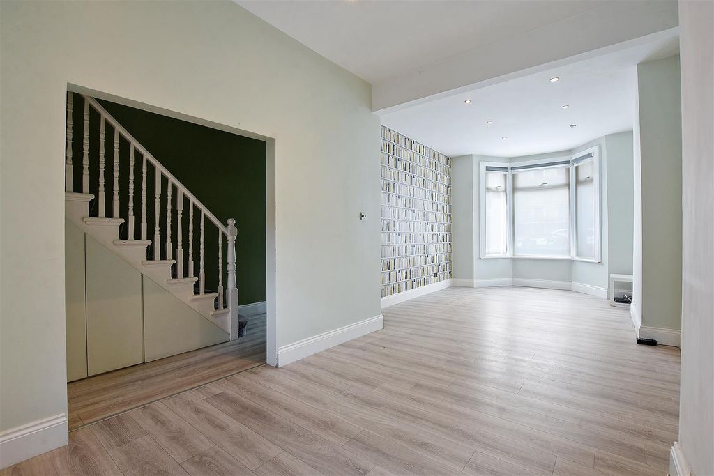 Property photo 2 of 15 14-0125Gcwt - 8 Felixstowe Road - Reception -Origi