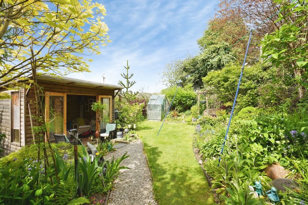 Property photo 3 of 20 Landscaped Gardens