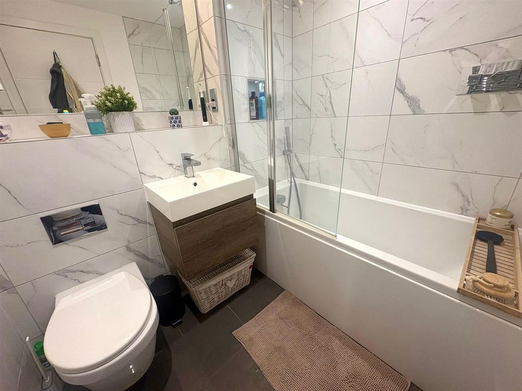 Property photo 3 of 11 Bathroom 1.Jpeg