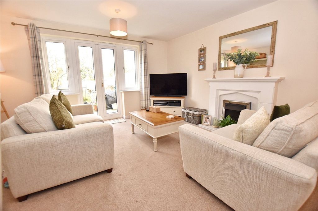 Property photo 2 of 19 Lounge