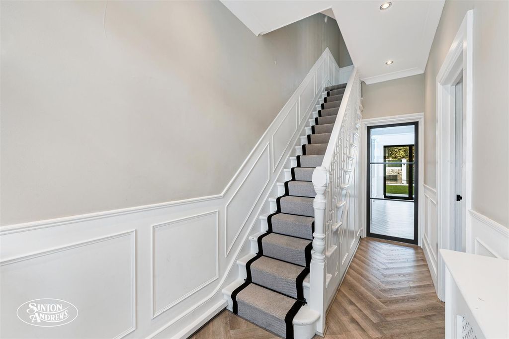 Property photo 3 of 16 34, Drayton Gardens-18.Jpg