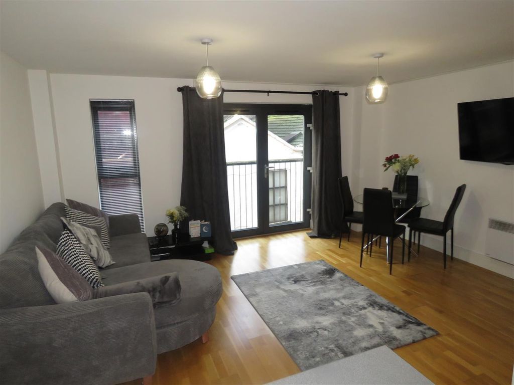 Property photo 3 of 11 Lounge