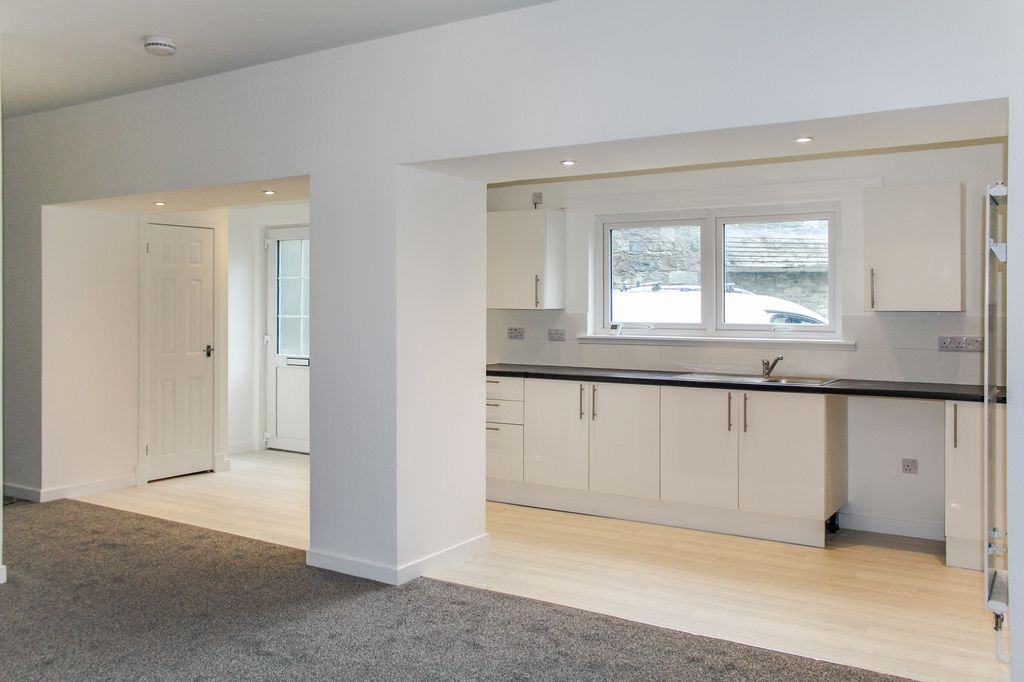 Property photo 3 of 8 Kitchen/Lounge