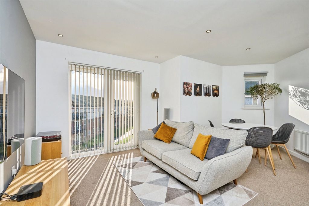 Property photo 1 of 15 Lounge