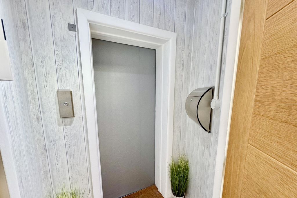 Additional image 24 of 3 bed flat for salePenthouse, West Cliff Road, West Cliff, Bournemouth BH4