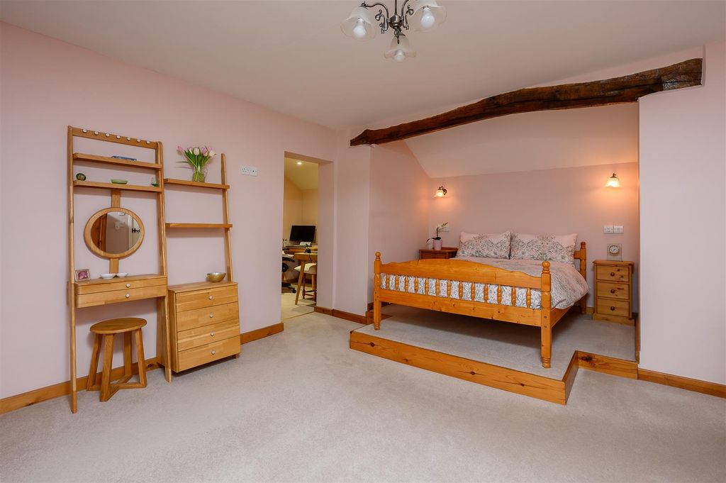 Property photo 2 of 25 Bedroom