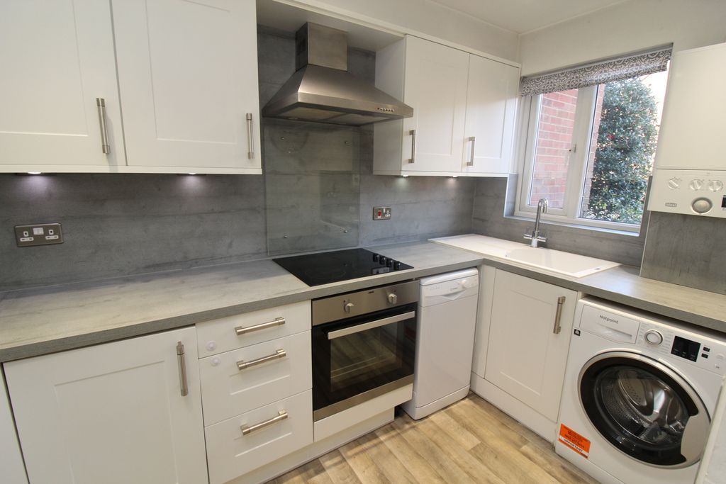 Property photo 3 of 10 Kitchen