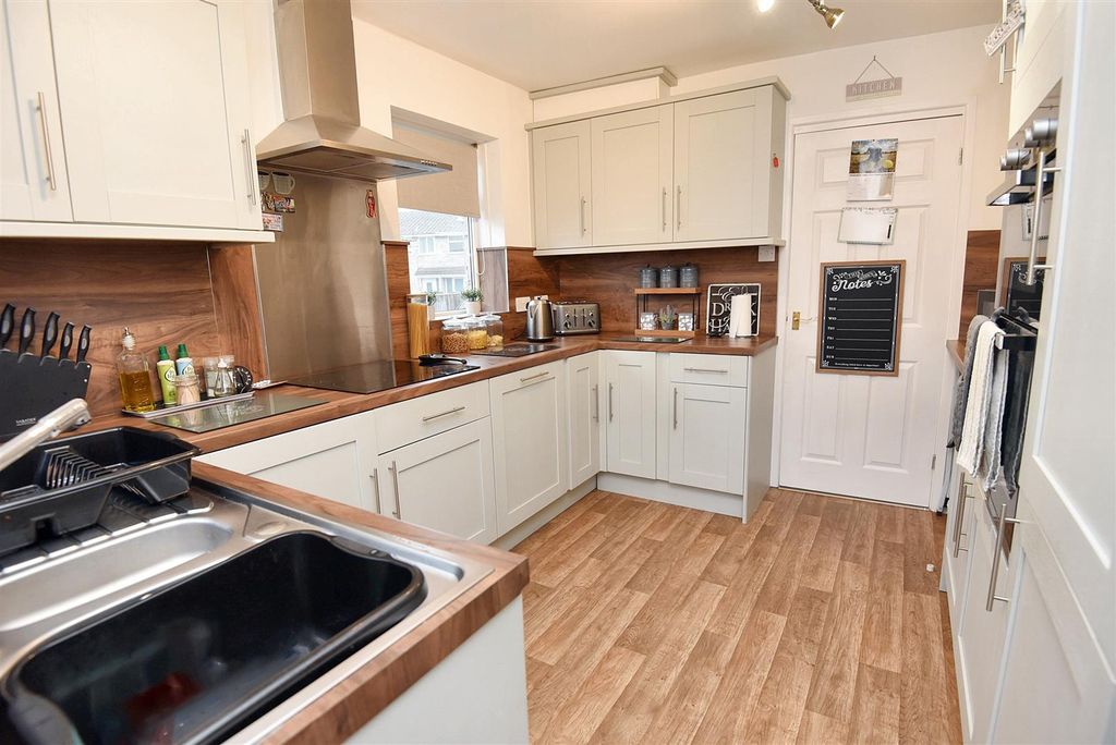 Property photo 3 of 10 Kitchen