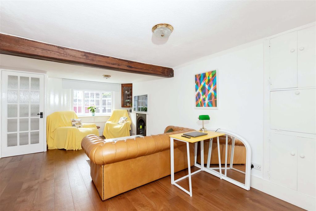 Property photo 3 of 12 West Street_5.Jpg