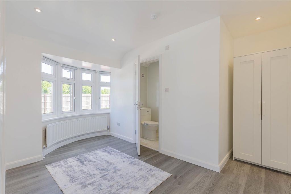 Property photo 2 of 18 CC1A4850-Hdr.Jpg