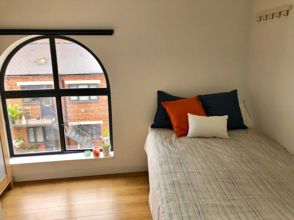 Property photo 1 of 9 Cover