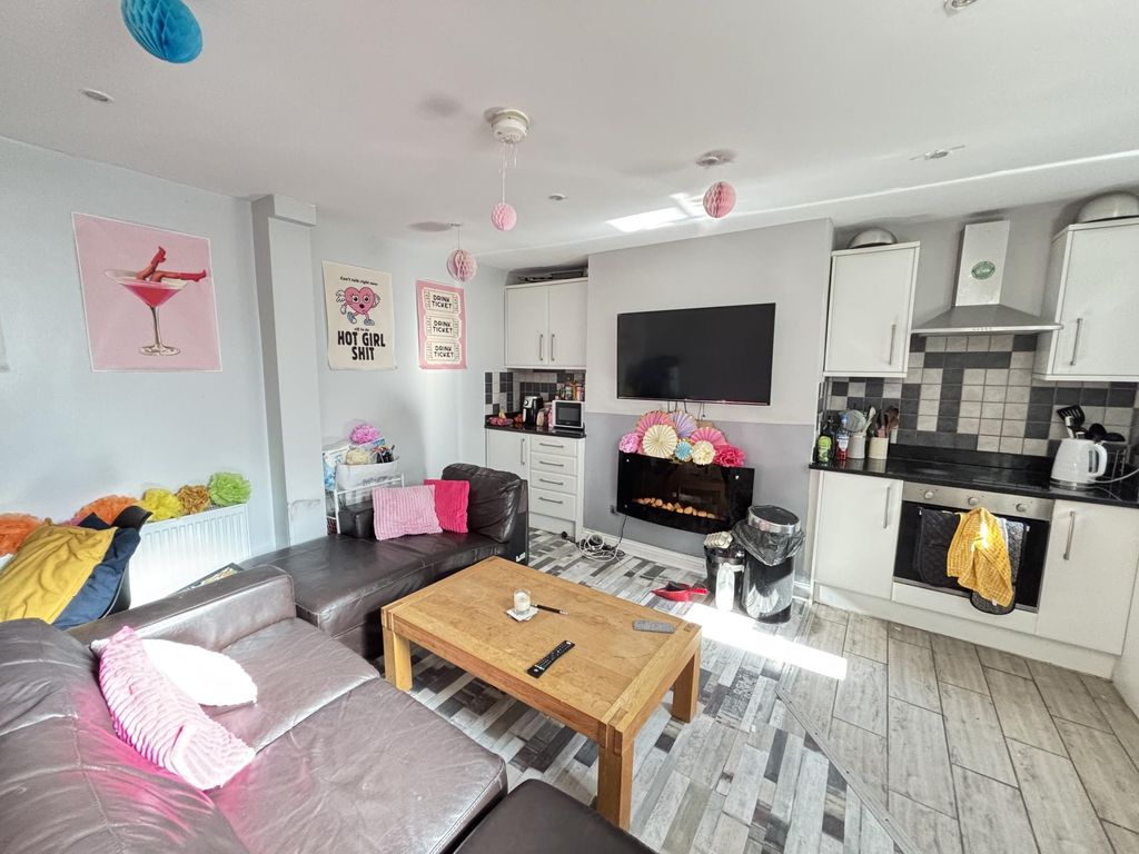 Property photo 2 of 18 A Bright And Spacious Living Room With Contemporar...