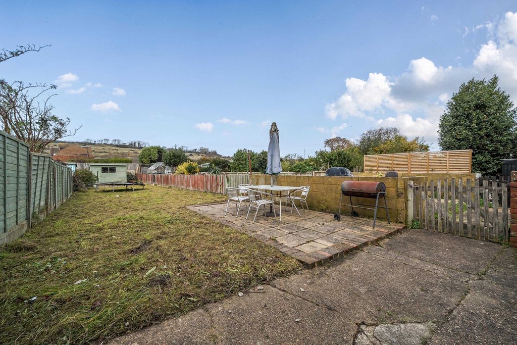 Property photo 2 of 18 Garden