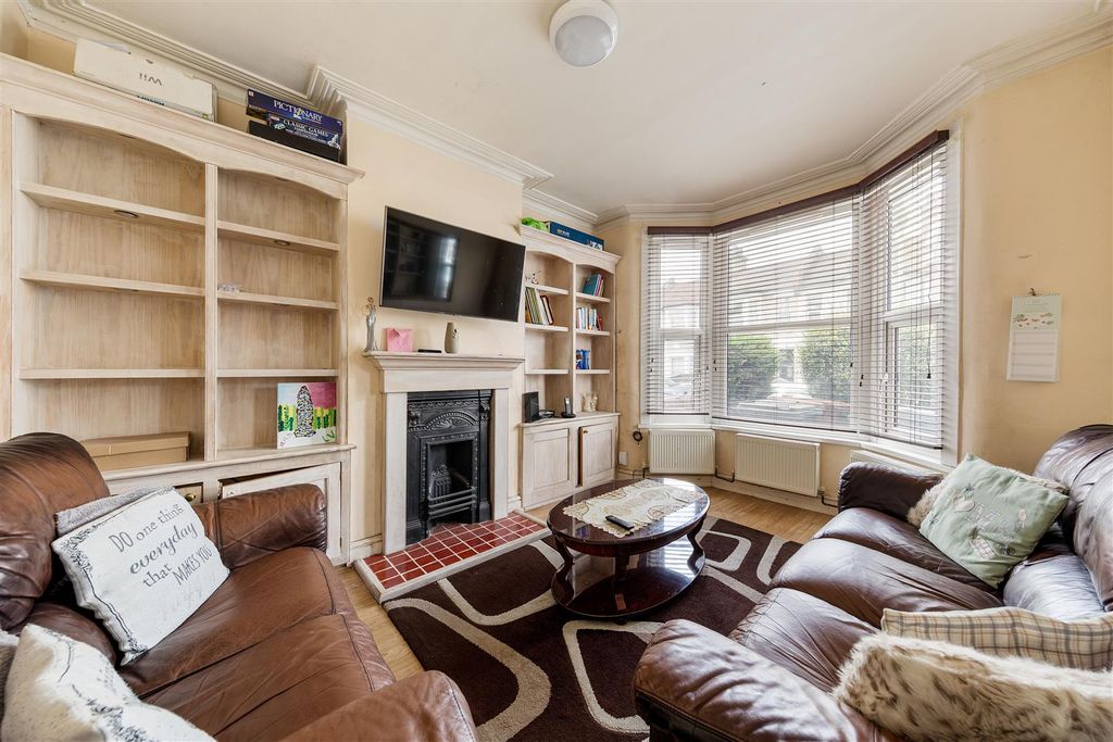 Property photo 2 of 17 Winchester Road E4