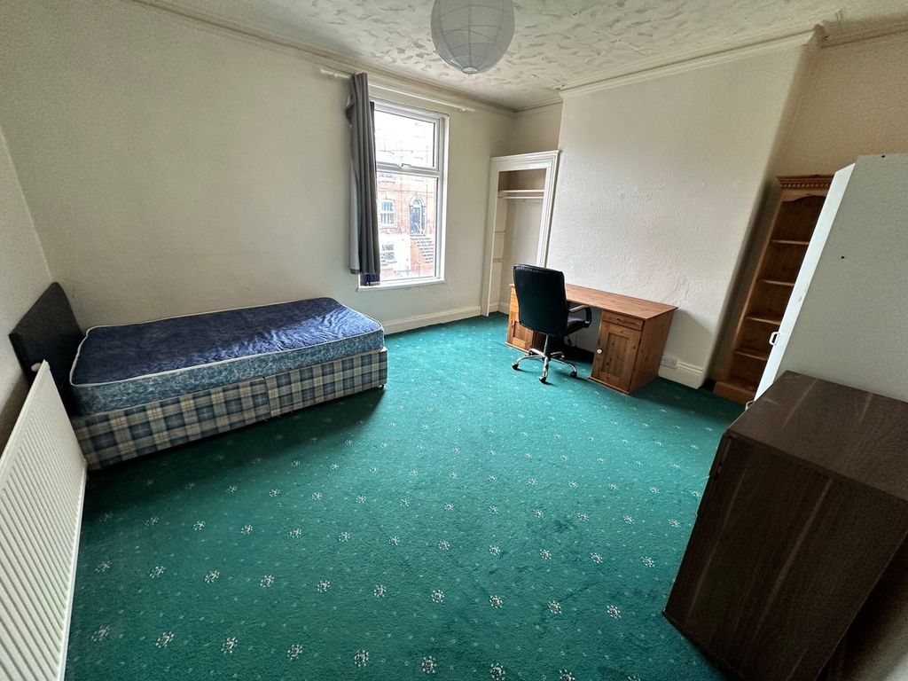 Property photo 3 of 6 Spacious Double Bedroom Featuring A Comfortable Be...