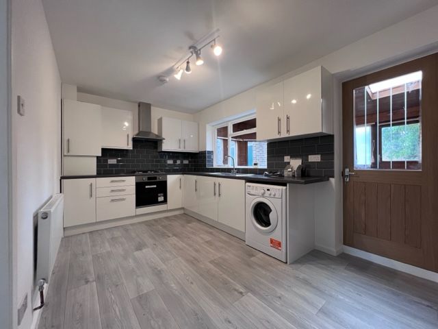 Property photo 2 of 10 Kitchen