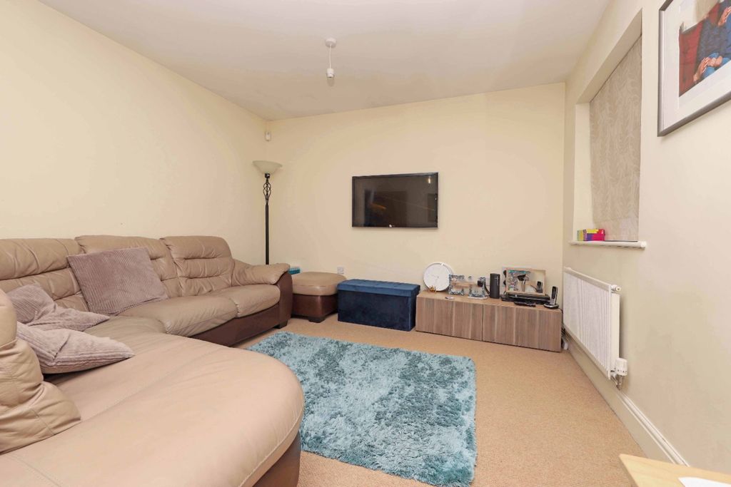 Property photo 3 of 12 4921582