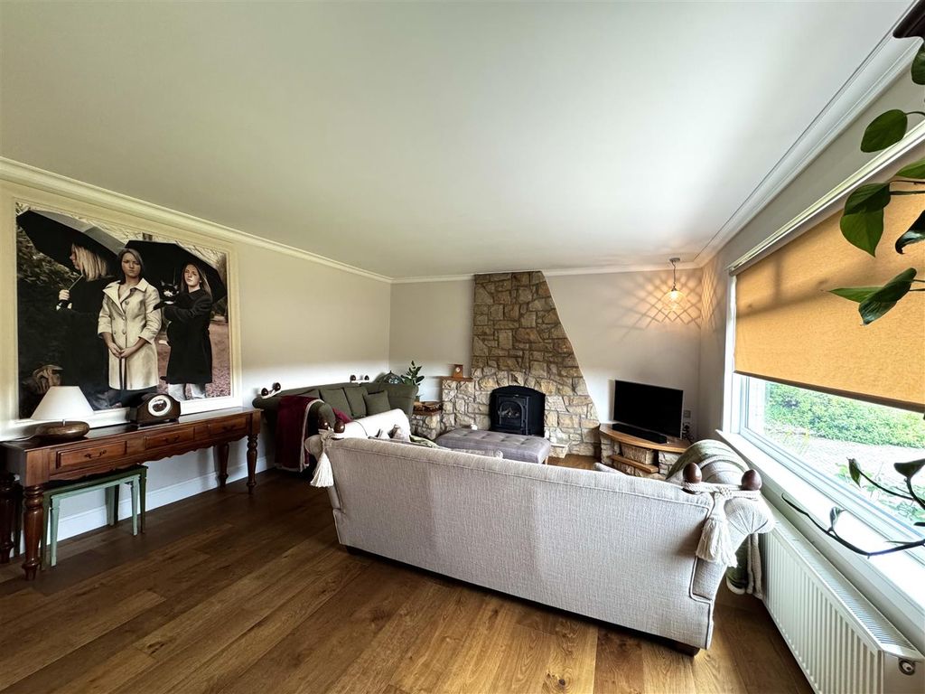 Property photo 2 of 31 Lounge