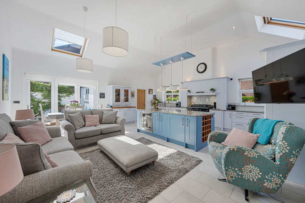 Property photo 2 of 35