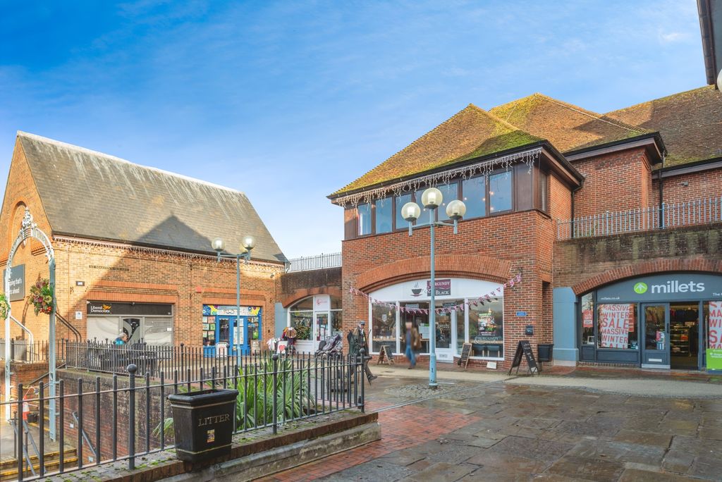 Property photo 1 of 9 St Martins Shopping Centre