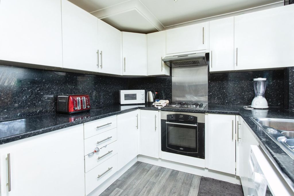 Property photo 3 of 8 Kitchen