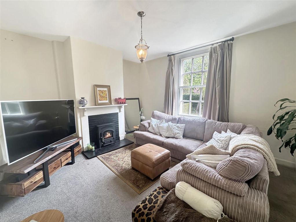 Property photo 2 of 16 Lounge