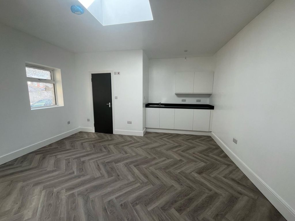 Property photo 3 of 8 471c-3