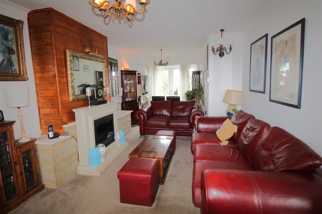Property photo 2 of 16 Lounge