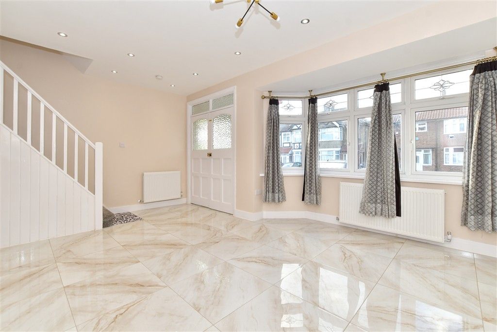 Property photo 3 of 14 Lounge