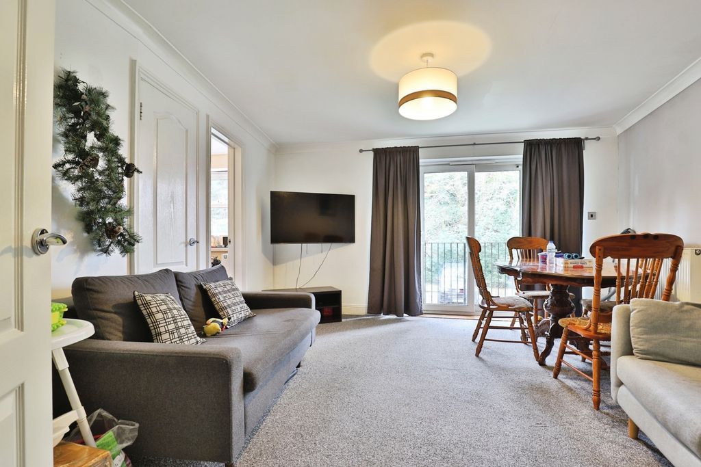 Property photo 3 of 13 Lounge