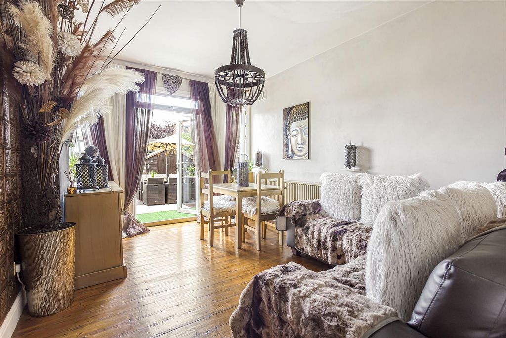 Property photo 3 of 14 Thetford Lounge.Jpg