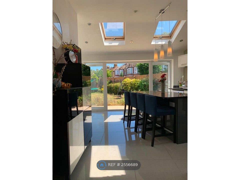 Property photo 3 of 19 Kitchen
