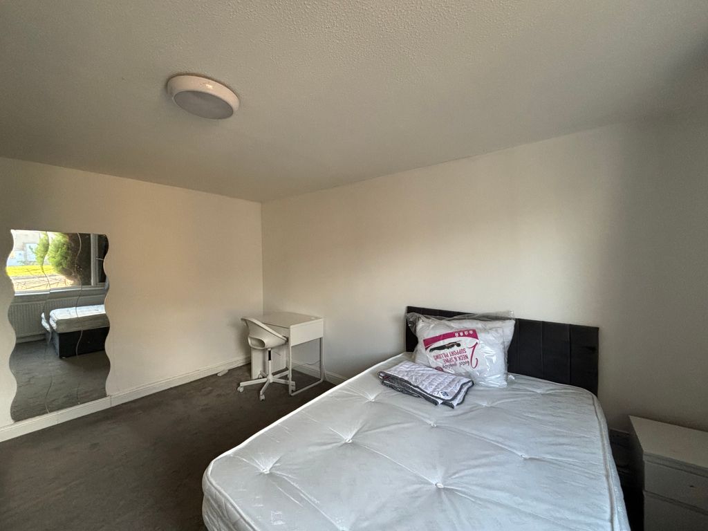 Property photo 2 of 8 Bedroom