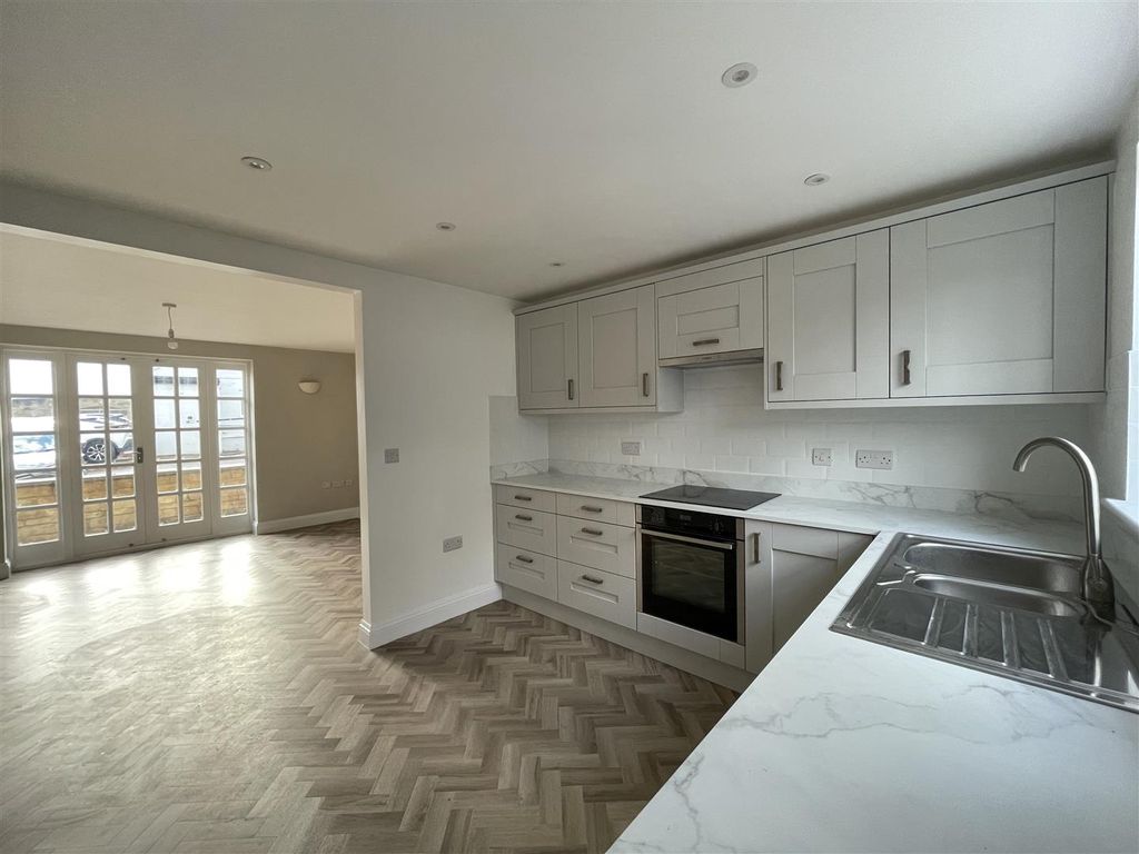 Property photo 3 of 18 Kitchen