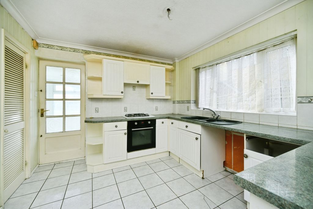 Property photo 3 of 20 Kitchen