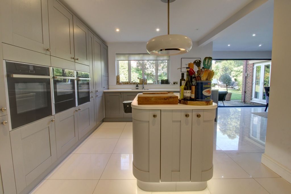 Property photo 3 of 28 Kitchen 1