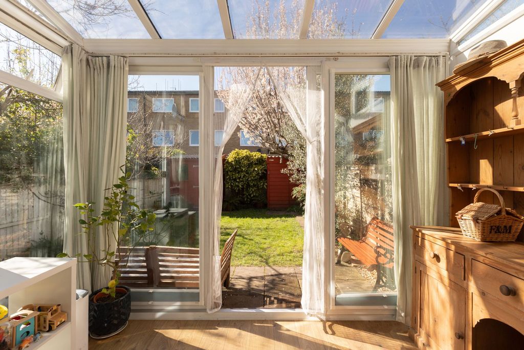 Property photo 3 of 20 Benfleet Court E8