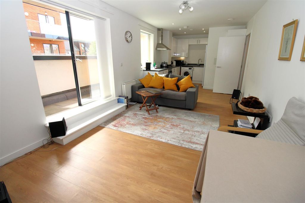 Property photo 3 of 17 Lounge1.Jpg