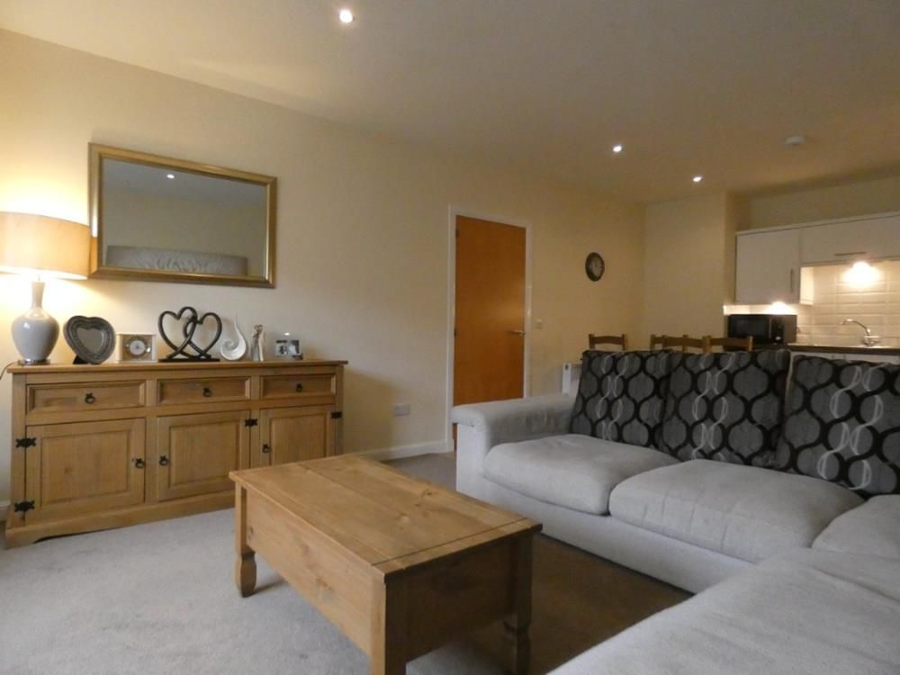 Property photo 2 of 8 Lounge 3