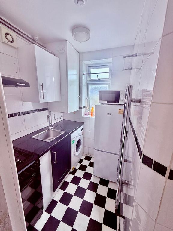 Property photo 2 of 6 Kitchen