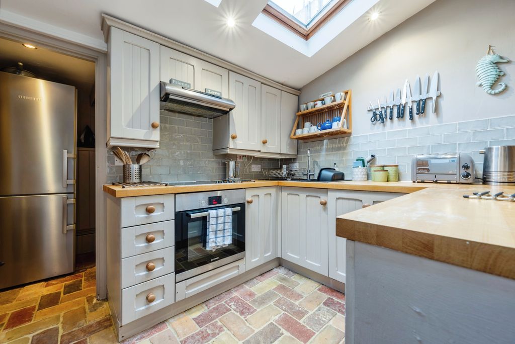 Property photo 3 of 17 Kitchen