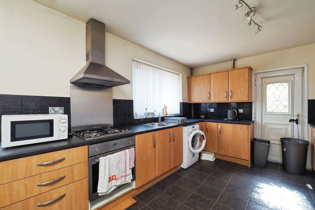 Property photo 2 of 15 Fitted Kitchen