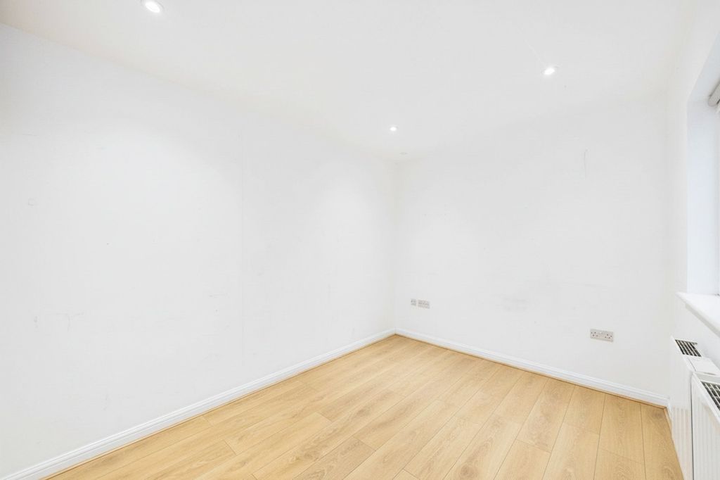 Property photo 3 of 4 Picture No. 04