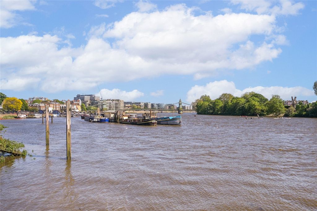 Property photo 2 of 19 River Thames