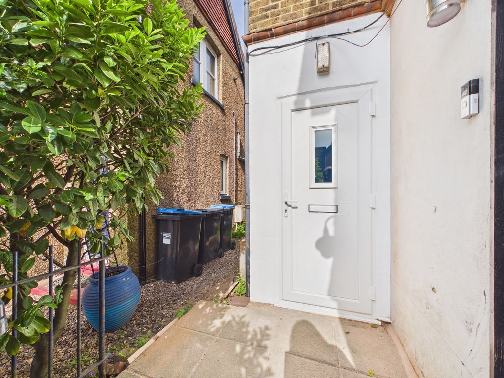 Property photo 1 of 7 Entrance
