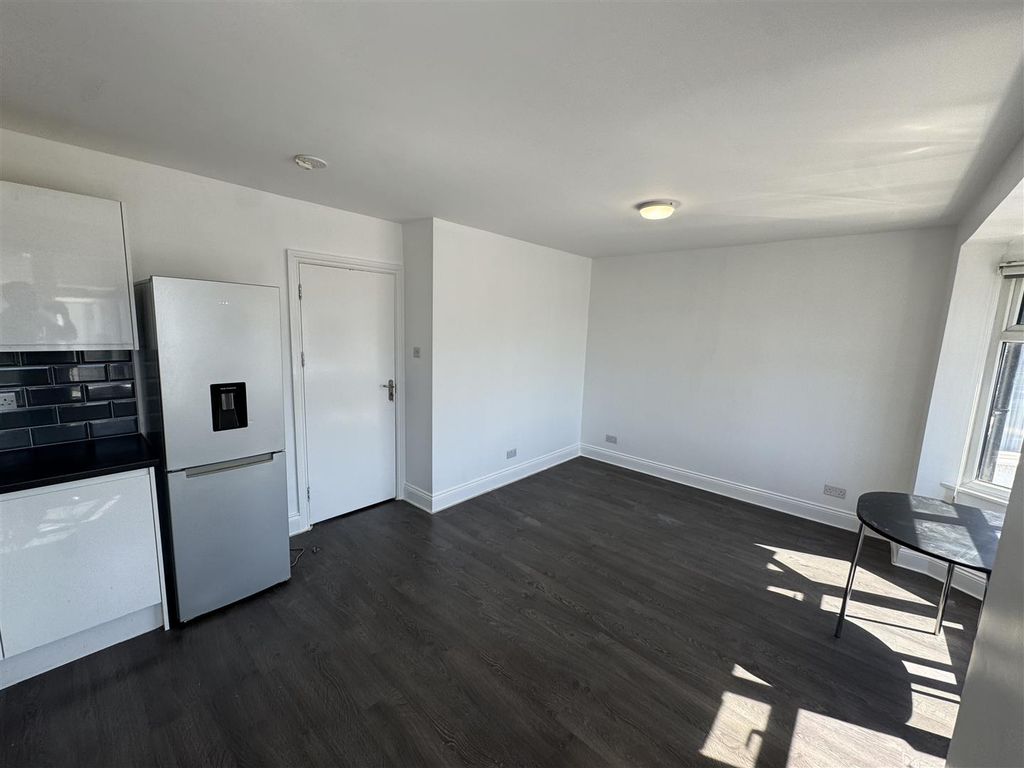 Property photo 3 of 15 Kitchen/Lounge
